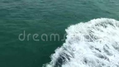 船在水面上醒来，变成美丽的波浪。 慢动作视频背景.. 泰国